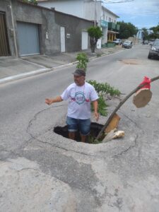 Leia mais sobre o artigo Seu Ailton, ouvinte da Nossa Rádio, viraliza dentro de buraco em Cabo Frio