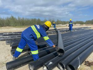 Leia mais sobre o artigo Vila Industrial, em Arraial do Cabo, recebe obra de cinturão coletor de esgoto