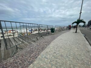 Leia mais sobre o artigo Praia do Forte, principal cartão-postal de Cabo Frio, continua abandonada e sem previsão