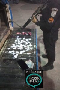 Leia mais sobre o artigo Dois homens tentam fugir da Polícia mas são presos por tráfico de drogas em Cabo Frio