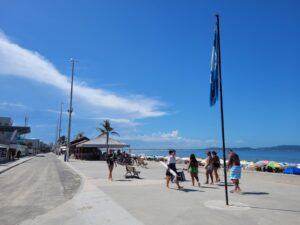 Leia mais sobre o artigo Praias da Região dos Lagos estão perto de conquistar o selo ‘Bandeira Azul’