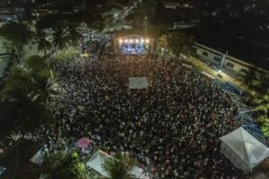 Leia mais sobre o artigo Show do Fernandinho lota praça de São Cristóvão em Cabo Frio 