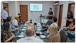 Leia mais sobre o artigo Prefeito de Arraial do Cabo, Marcelo Magno, apresenta material promocional para participação de Arraial do Cabo em feiras nacionais