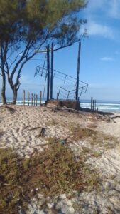 Leia mais sobre o artigo Manifestantes ateiam fogo em dois postos guarda-vidas no distrito de Monte Alto, em Arraial do Cabo