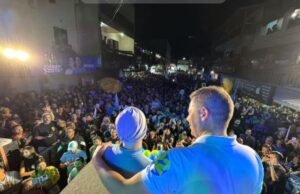 Leia mais sobre o artigo Comício no Jardim Esperança lotado com Dr. Serginho e Aline emocionando e Vereadores de mandato vaiados