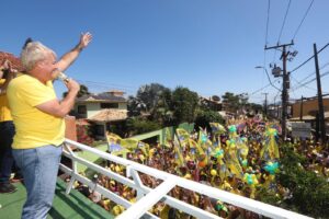 Leia mais sobre o artigo Centro de Búzios se veste de amarelo na caminhada de Alexandre Martins