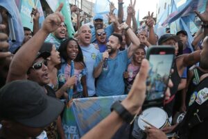 Leia mais sobre o artigo Rafael e Leandro mobilizam multidão durante caminhada na Rasa Candidatos reforçaram compromisso com educação,  merenda, cultura e saúde