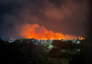 Leia mais sobre o artigo Incêndio de grandes proporções destrói vegetação nas Dunas do Peró, em Cabo Frio